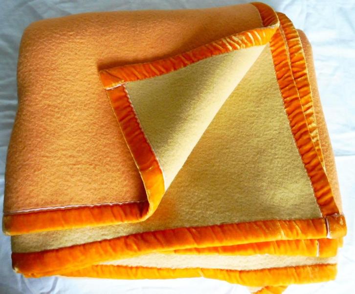 Prachtige wollen deken in 2 kleuren 192 x 220 cm wol, Huis en Inrichting, Woonaccessoires | Plaids en Woondekens, Zo goed als nieuw