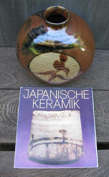 VAAS KERAMIEK JAPANSE TRADITIE + KERAMIEKBOEK JAPAN beschikbaar voor biedingen