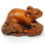 Houten Netsuke van een eekhoorn op een korenaar, Antiek en Kunst, Kunst | Niet-Westerse kunst, Ophalen of Verzenden