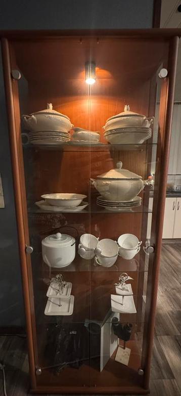 Prachtige Vitrinekast met ingebouwde verlichting. beschikbaar voor biedingen