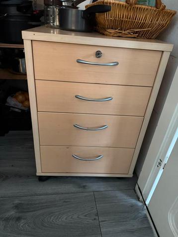 Bureautafel beschikbaar voor biedingen