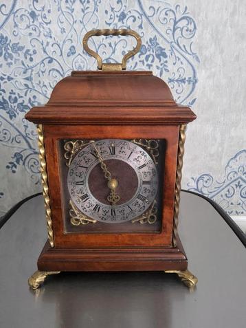 Antieke Wuba Tafelklok beschikbaar voor biedingen