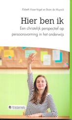 A. de Muynck - Hier ben ik, Ophalen of Verzenden, Zo goed als nieuw, A. de Muynck