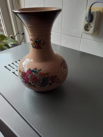 Vintage vaas met bloemmotief beschikbaar voor biedingen
