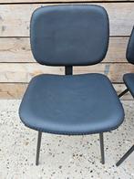 2 zwarte stoelen, Ophalen