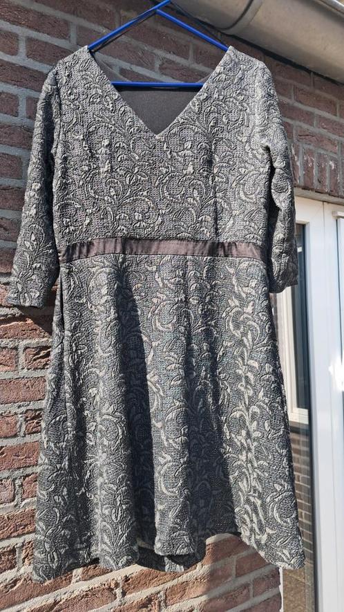 Zeer mooie stijlvolle jurk maat L van Steps., Kleding | Dames, Jurken, Zo goed als nieuw, Maat 42/44 (L), Grijs, Onder de knie