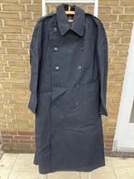 KMAR Zwarte lange Regen-mantel Origineel 1960 Maat 50, Ophalen of Verzenden, Marechaussee, Nederland, Kleding of Schoenen