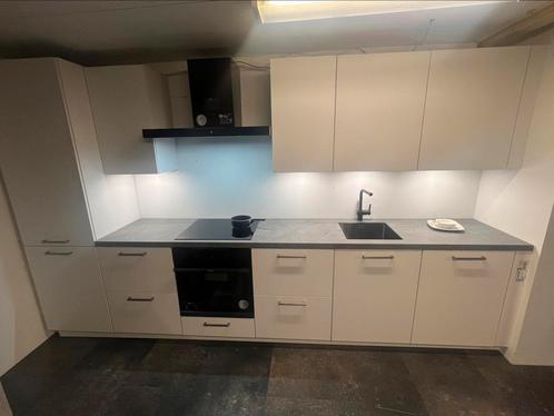 Keuken wit mat met Haier apparatuur en Sima Core werkblad, Huis en Inrichting, Keuken | Complete keukens, Nieuw, Enkelwandige keuken