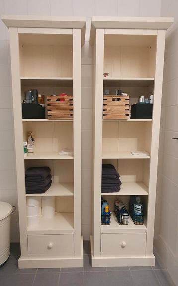 2 (boeken) kasten, voor van alles te gebruiken, kleur crème  beschikbaar voor biedingen