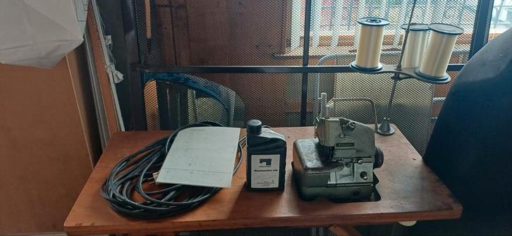 Pegasus vintage industriele lockmachine 3 draads, Hobby en Vrije tijd, Naaimachines en Toebehoren, Gebruikt, Lockmachine, Ophalen