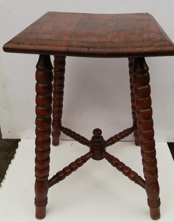Bijzettafeltje/plantentafeltje. Eiken. Oud/antiek. 43 cm.  beschikbaar voor biedingen