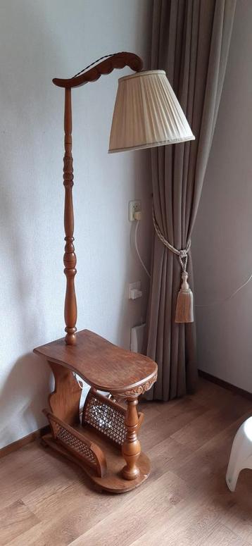 Vintage Staande Lamp met Tafeltje beschikbaar voor biedingen
