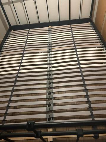 Staal, zwart bed Ikea 160x200 inclusief lattenbodem