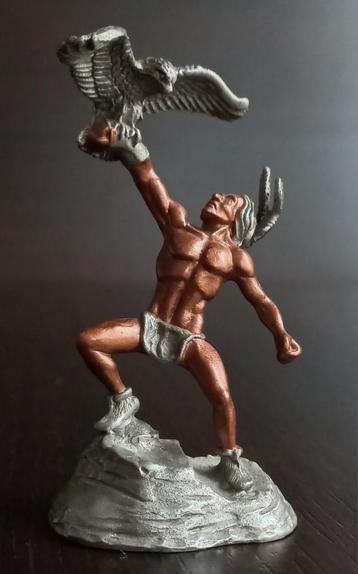 Beeld Indiaan, miniatuur figuur Native American en havik beschikbaar voor biedingen