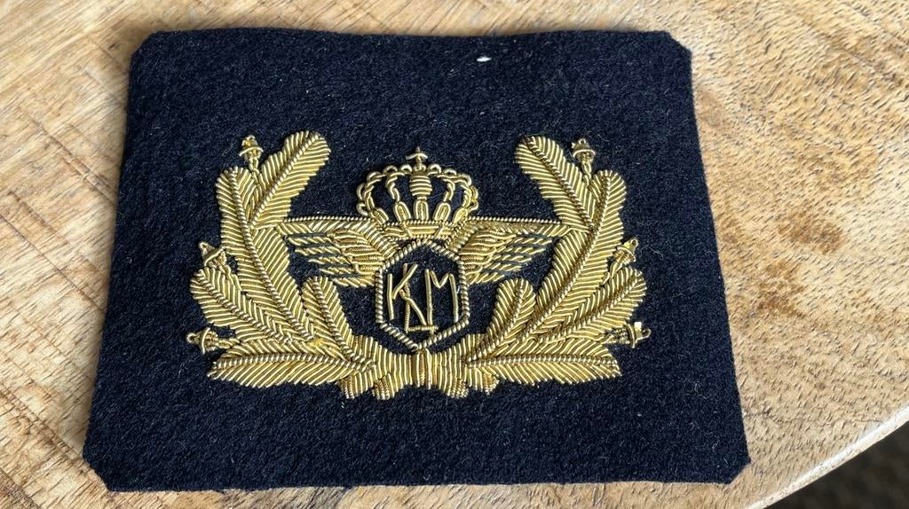 KLM GEZAGVOERDERS PET EMBLEEM jaren ‘50, Ophalen of Verzenden, Patch, Badge of Embleem