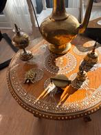 Syrisch tafeltje met koperen voorwerpen, Ophalen of Verzenden