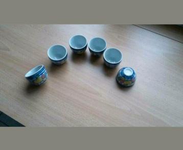  2 setjes van 6 (Chinese?) theekommetjes. Sauskommetjes.
