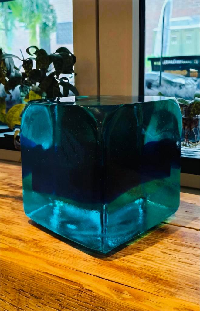 Massieve glazen design kubus  decoratief art glas, Antiek en Kunst, Antiek | Glas en Kristal, Ophalen