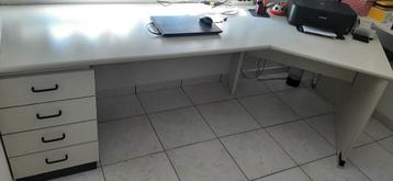 Bureau wit 250x75cm   Bureau bruin 140x70cm ( gratis )