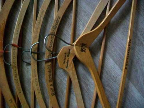 Oude houten kleerhangersmet firmanaam, Verzamelen, Overige Verzamelen, Ophalen of Verzenden