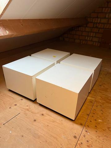 4 Degelijke Kubussen - Bijzettafels/Winkel beschikbaar voor biedingen