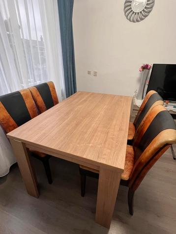 Eettafel met 4 stoelen Houtlook,in goede staat beschikbaar voor biedingen