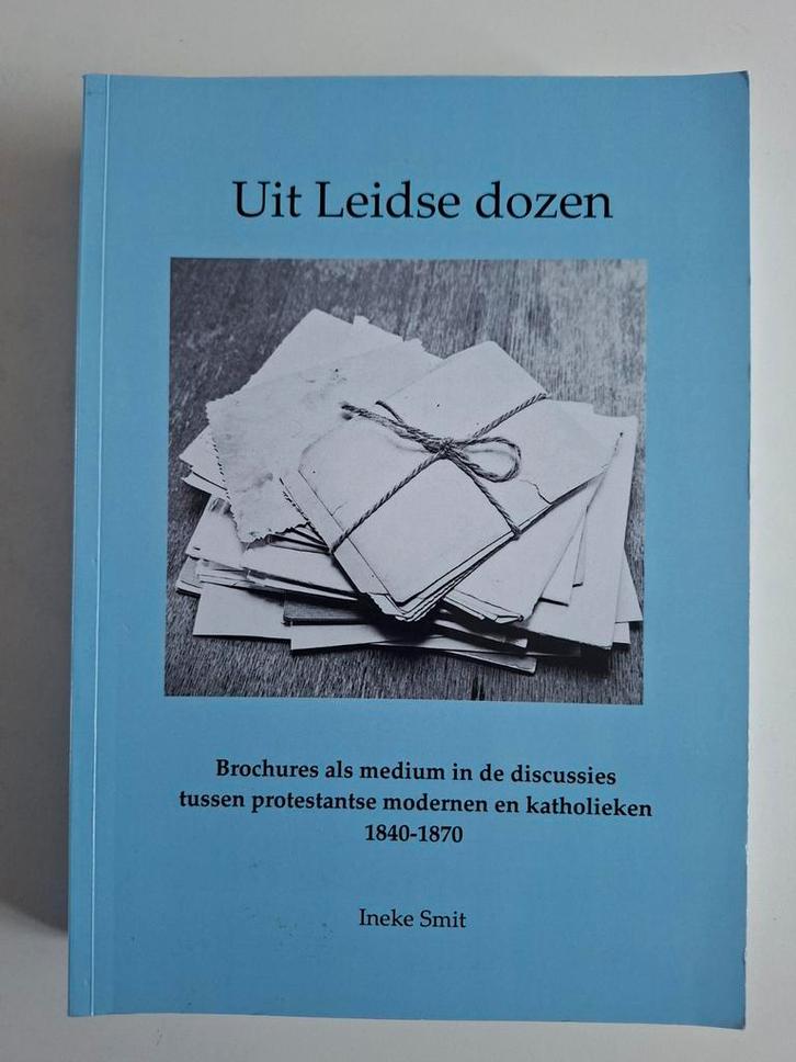 Uit Leidse Dozen - Ineke Smit, Boeken, Godsdienst en Theologie, Zo goed als nieuw, Christendom | Katholiek, Christendom | Protestants