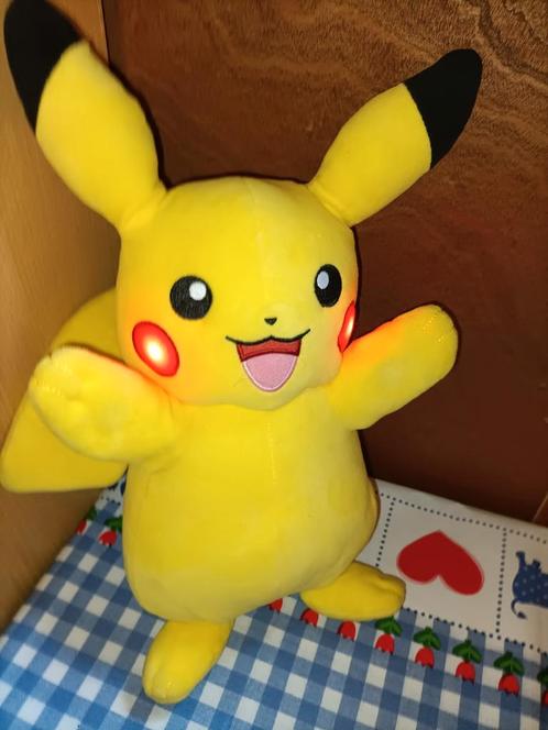 Lieve Pikachu knuffel geluidjes en lichtjes wangen staart, Kinderen en Baby's, Speelgoed | Knuffels en Pluche, Overige typen, Ophalen of Verzenden