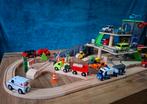 Mooie houten treinbaan + parkeergarage + accessoires - zgan, Ophalen of Verzenden, Zo goed als nieuw