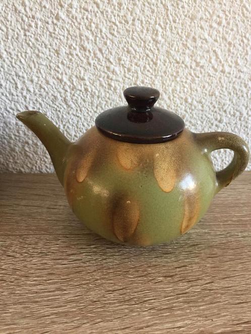 Miniatuur Theepotje Groen/Bruin, Antiek en Kunst, Antiek | Keramiek en Aardewerk, Ophalen of Verzenden