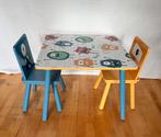 Kindertafel en 2 stoeltjes met monsters, Kinderen en Baby's, Kinderkamer | Tafels en Stoelen, Ophalen of Verzenden, Zo goed als nieuw