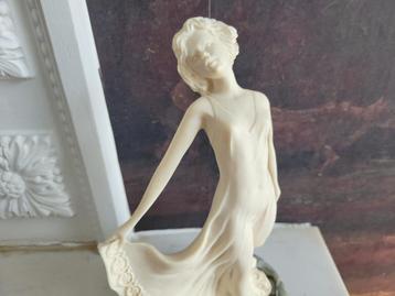 Sculptuur  beschikbaar voor biedingen