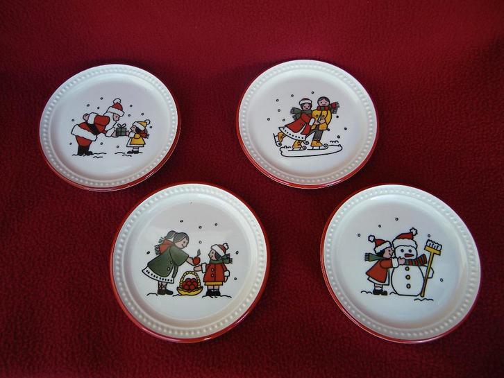 Wedgwood WINDSOR CHRISTMAS Set van 4 petit fours bordjes, Huis en Inrichting, Keuken | Servies, Zo goed als nieuw, Bord(en), Wedgwood
