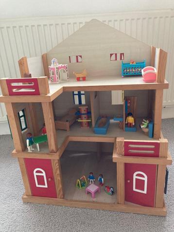 Poppenhuis Hout beschikbaar voor biedingen