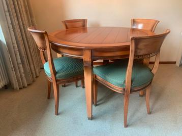 Klassieke ronde houten eettafel met 4 stoelen uitklapbaar beschikbaar voor biedingen