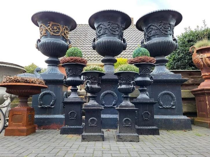 Gietijzeren tuinvazen tuinvaas bloempot bloembak op sokkel, Tuin en Terras, Tuinvazen, Nieuw, Ophalen
