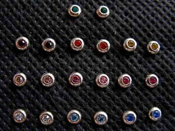 Zilveren 925 zilver oorknopjes oorstekers steentje + randje beschikbaar voor biedingen