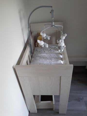 Mooie wieg met matrasje beschikbaar voor biedingen