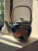 Theepot met handgeschilderde afbeelding en bamboe handvat, Keramiek, Overige typen, Ophalen of Verzenden, Zo goed als nieuw