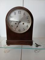 Pendule. Loopt onregelmatig. Met separaat klankveer, Antiek en Kunst, Antiek | Klokken, Ophalen of Verzenden