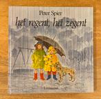 Het regent, het zegent - Peter Spier, Ophalen of Verzenden, Zo goed als nieuw, Prentenboek