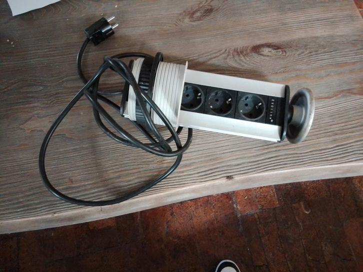 3 stopcontacten voor in keuken werkblad., Doe-het-zelf en Verbouw, Elektra en Kabels, Gebruikt, Stopcontact, Ophalen of Verzenden
