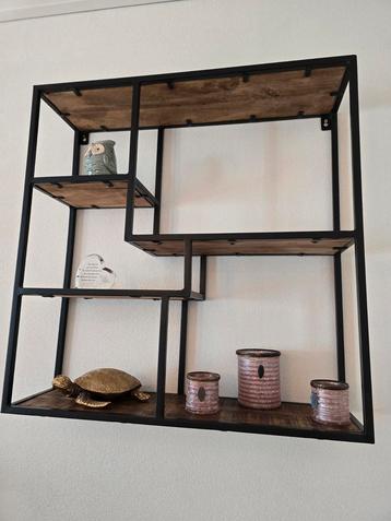 Industriële Wanddecoratie met Houten Planken beschikbaar voor biedingen