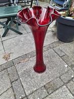 Vintage rode glazen zwaai vaas met schulprand, 69 cm hoog, Ophalen, Gebruikt, 50 tot 75 cm, Glas