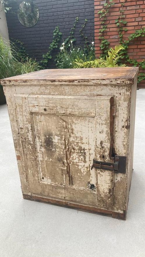 Brocante charmant kastje met verweerde look, Antiek en Kunst, Curiosa en Brocante, Ophalen