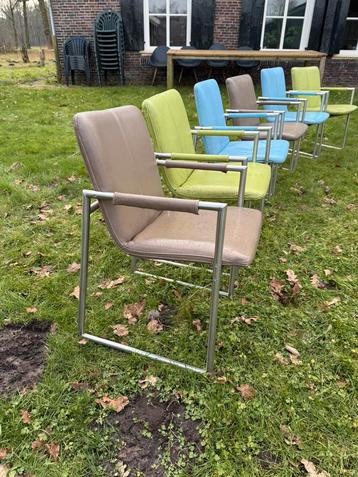 6 gezellig gekleurde stoelen met lichte schade aan kunstleer beschikbaar voor biedingen