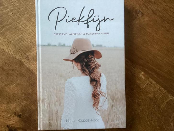 Hanna Roubos - Piekfijn, Boeken, Mode, Zo goed als nieuw, Ophalen of Verzenden