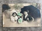 Bonne Année - moeder met dochters onder paraplu (CW), Verzamelen, Ansichtkaarten | Themakaarten, Ophalen of Verzenden, Voor 1920