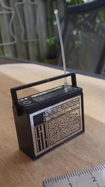 Poppenhuis: Transistor Radio beschikbaar voor biedingen