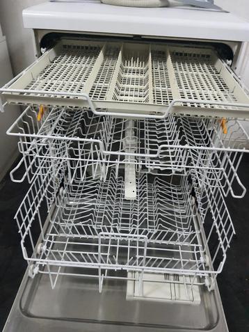 A+ Miele Vrijstaande vaatwasser met besteklade werkt 100% beschikbaar voor biedingen